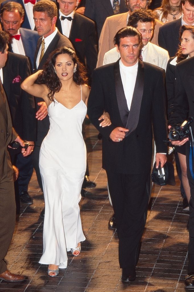 Salma Hayek y Antonio Banderas asisten a la premier de "Desperado" durante la 48 edición del Festival de Cannes en 1995