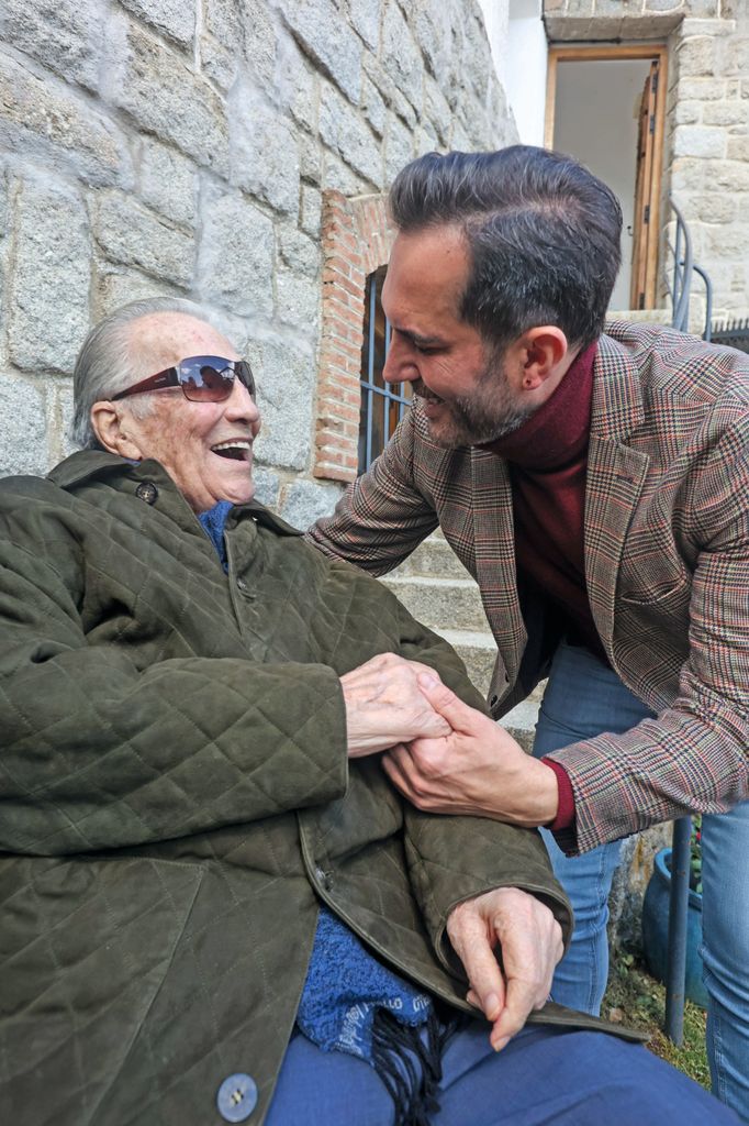 Mario Sandoval, charlando con el padre de Paloma Cuevas