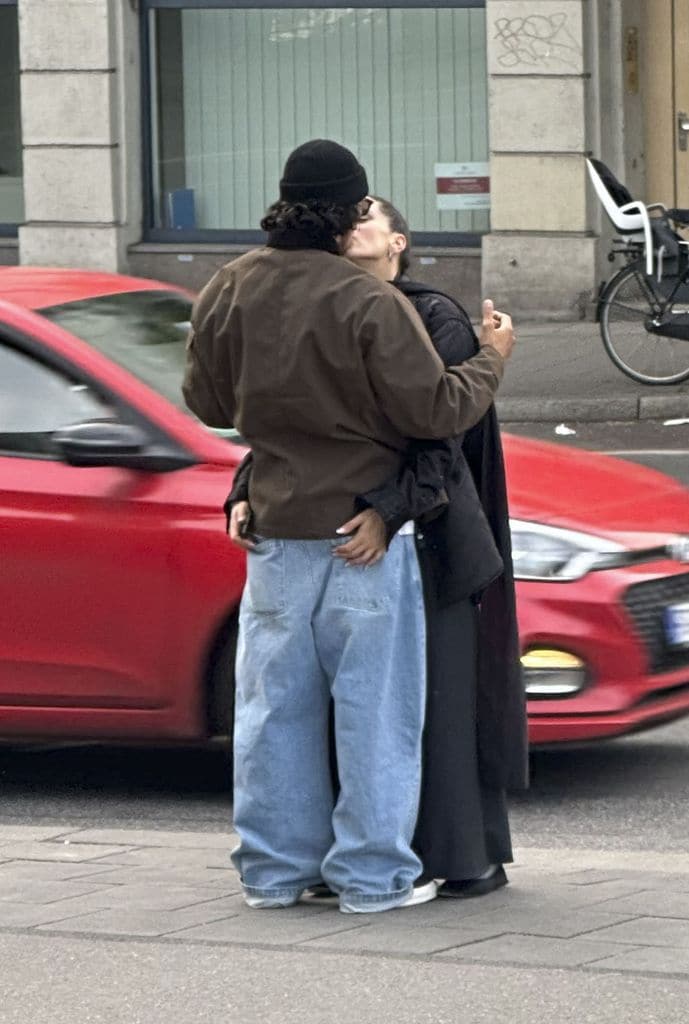 Rosalía y Emiio Sakraya fueron fotografiados intercambiando besos y miradas de amor.