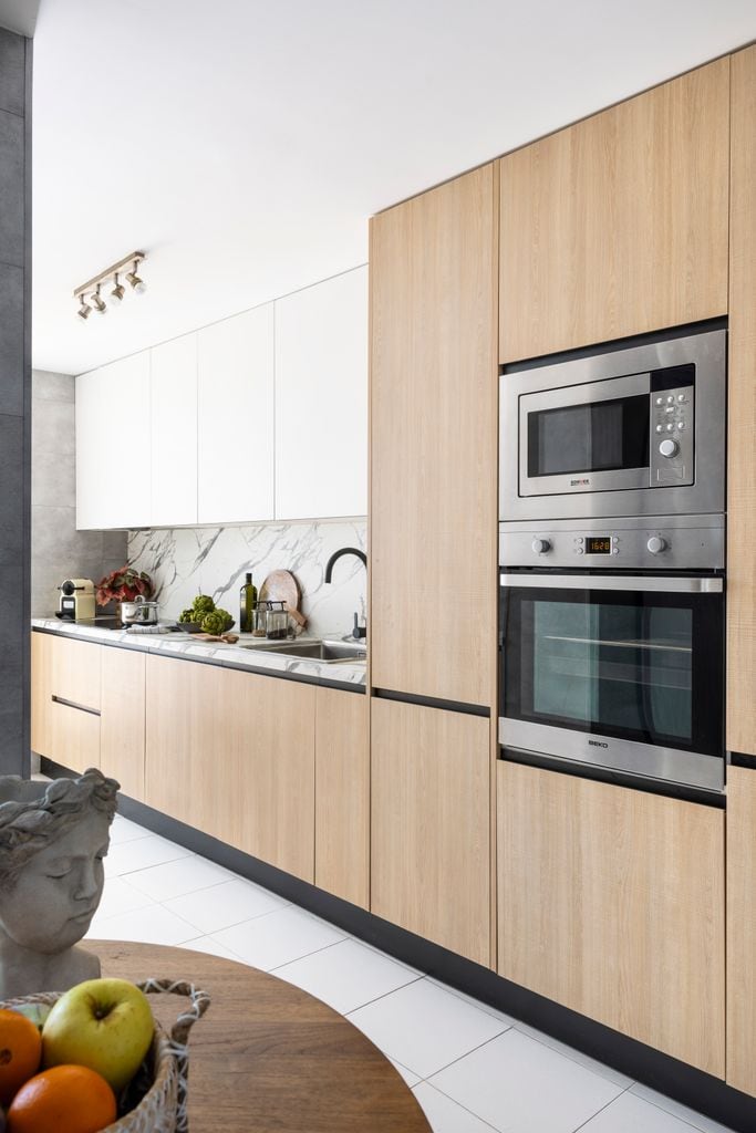 Cocina con muebles de madera y blancos