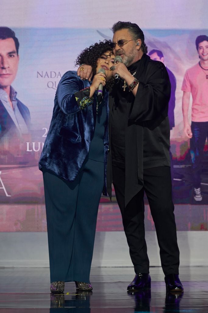 Lucerito Mijares y su padre Mijares interpretan el tema 'Encontrarnos de Nuevo'