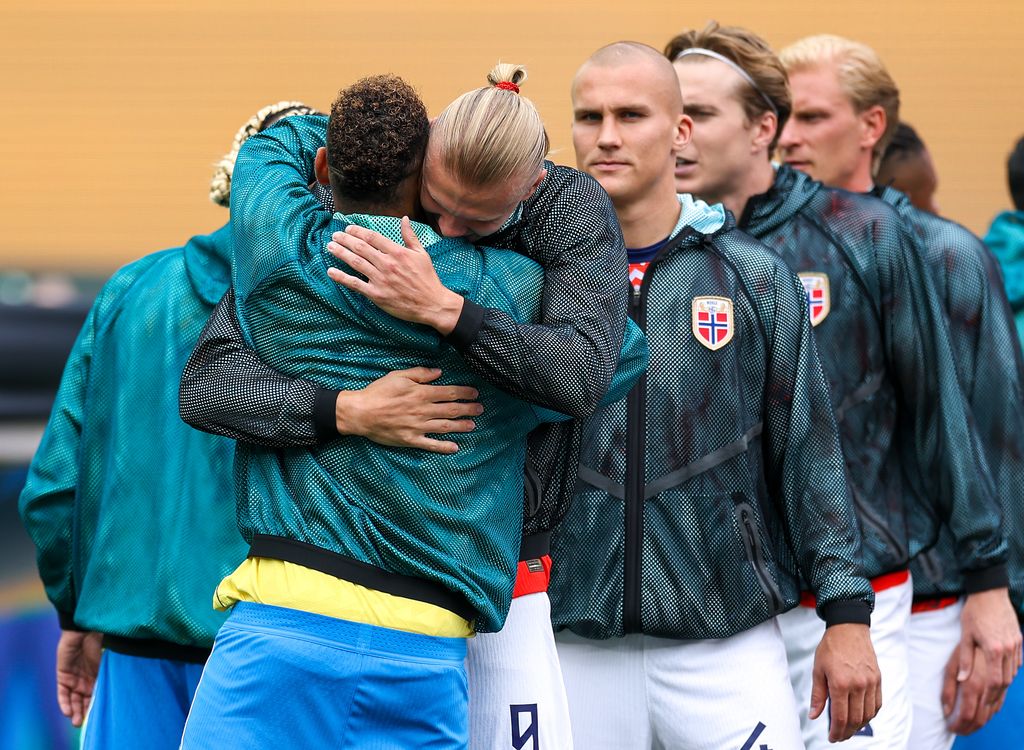 Erling Haaland se abraza a neymar antes del partido entre Brasil y Noruega