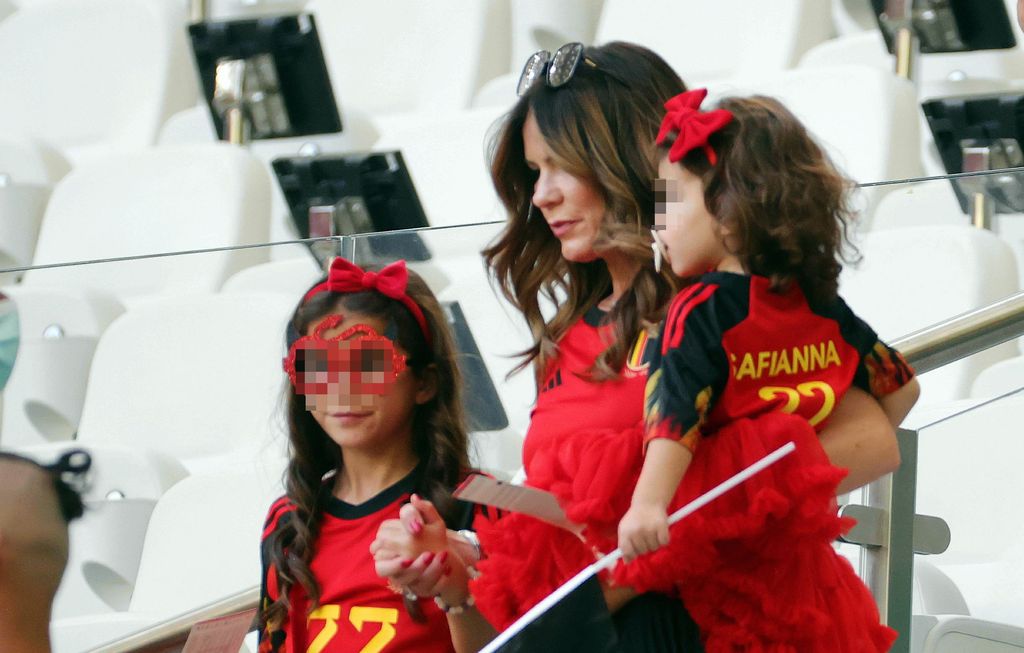La mujer de Roberto Martínez junto a sus dos hijas