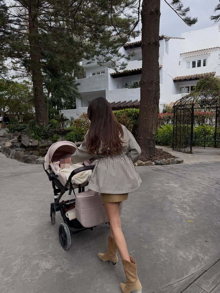 La 'influencer', con el carrito de bebé