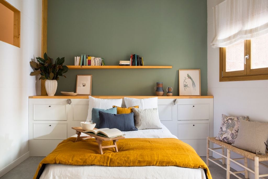 Dormitorio con cabecero con mesitas integradas. 