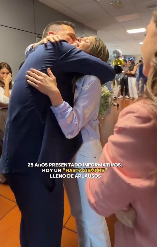 Abrazándose con la presentadora Irene del Río