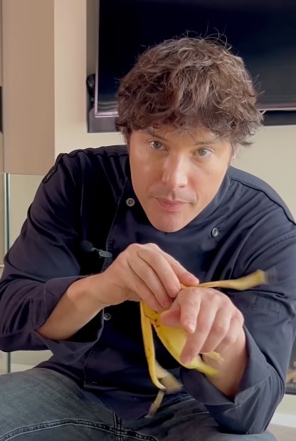 Jordi recomienda frotar la piel del plátano por la piel para aliviar las quemaduras.