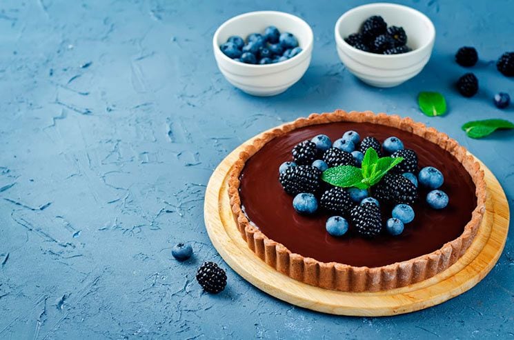 Tarta de chocolate, mora y arándanos