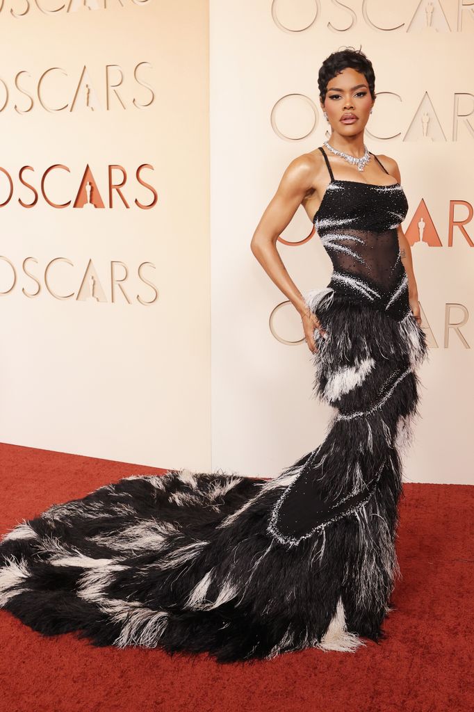 Teyana Taylor apuesta por un pixie pulido con acabado efecto wet en la 98.ª edición de los Oscars, confirmando el regreso de la precisión con textura