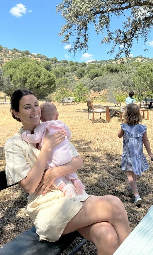 Sassa, con su hija Alexia y los mellizos Nicolás y Sofía.
