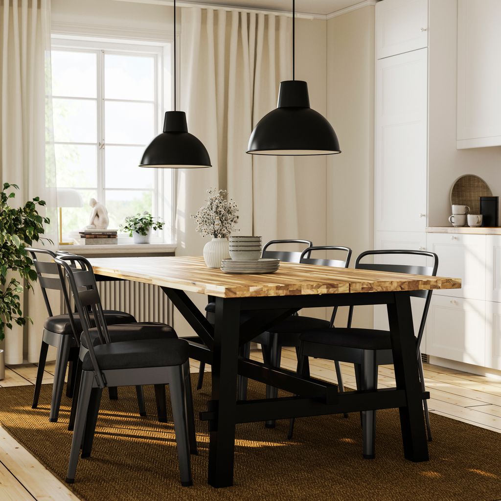 Comedor con muebles negros