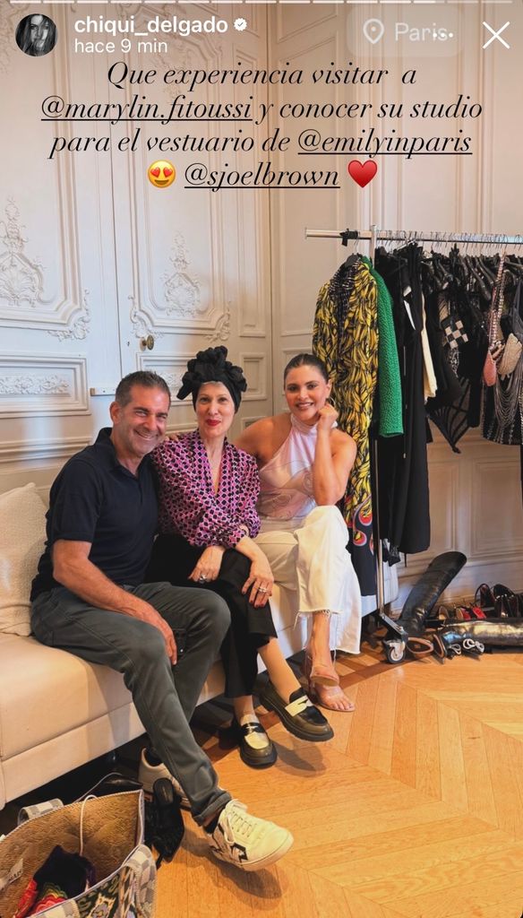 'Chiqui' Delgado también compartió con la diseñadora y vestuarista de la serie 'Emily in Paris'. 