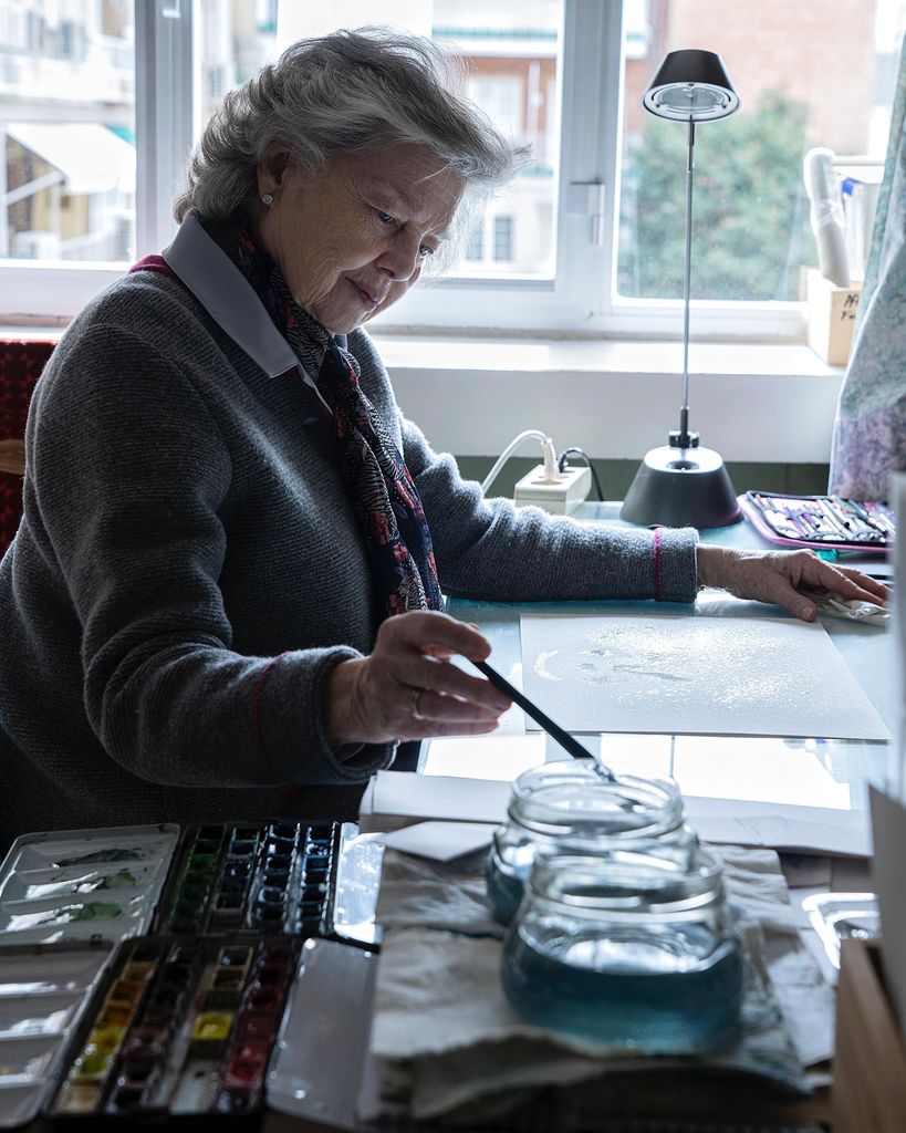 Ana de Orelans pintando una de sus acuarelas