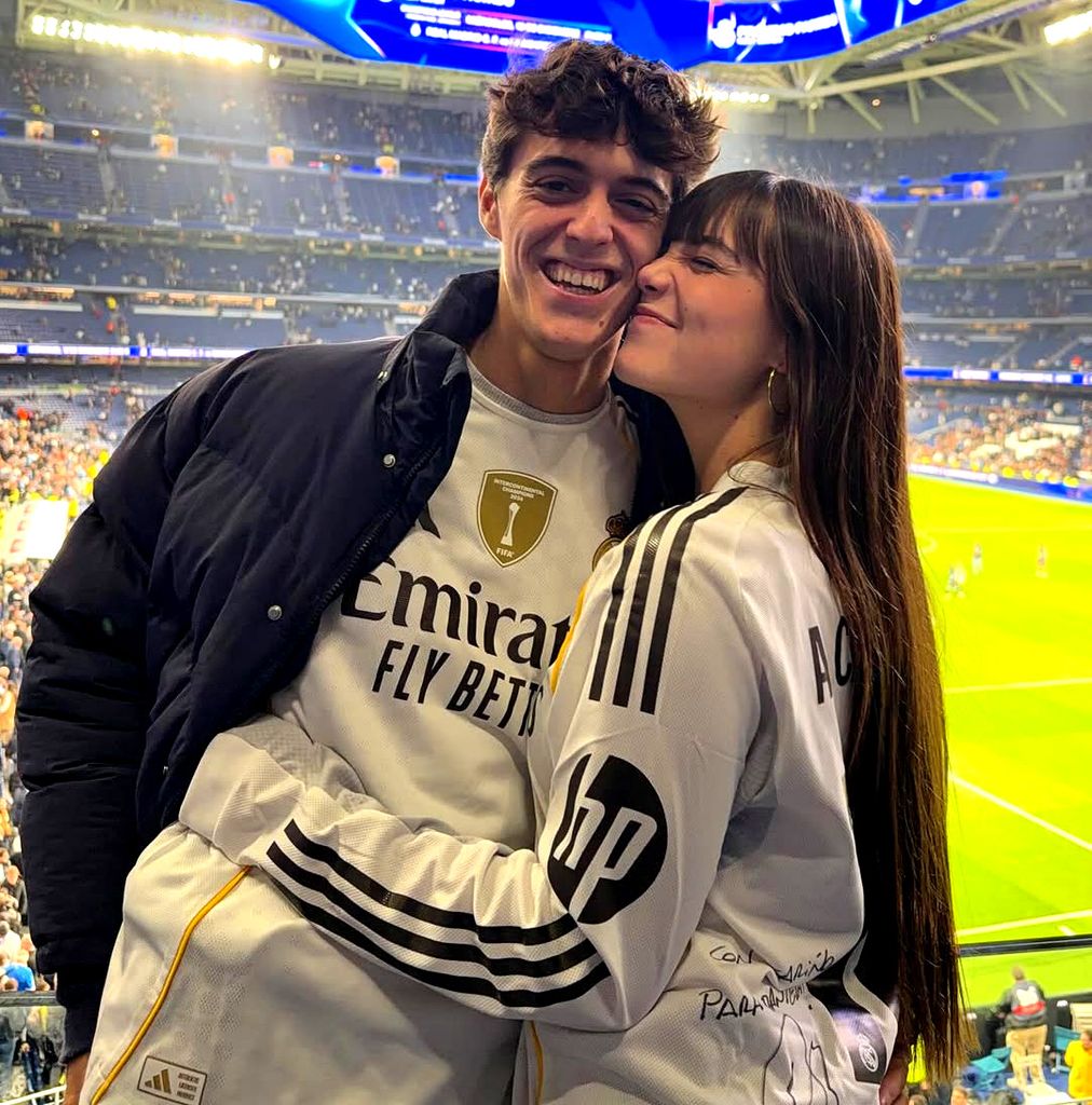 La pareja, seguidora del Real Madrid, viendo al equipo blanco en el Bernabéu