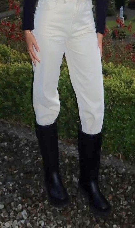 Victoria Federica en Escocia con el look de otoño perfecto con chaleco de borrego, pantalones blancos y botas de campo, 2026.