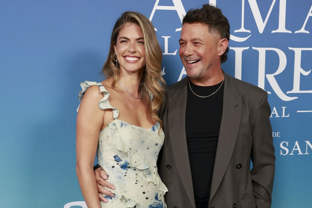 Alejandro Sanz y Stephanie Cayo