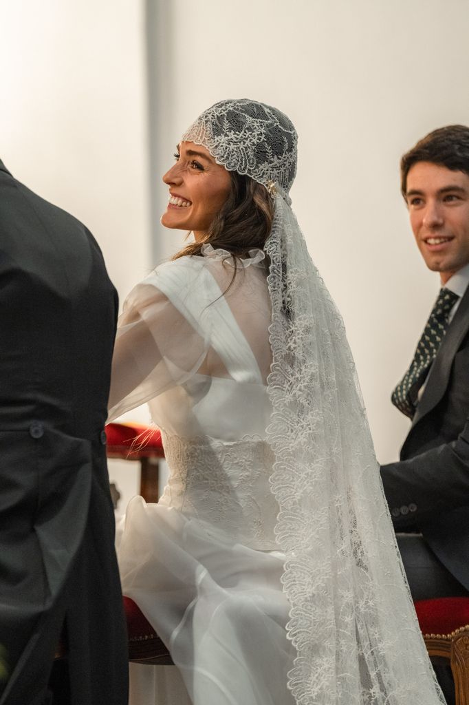 Velo de novia tipo casquete pirata hecho a partir de mantilla
