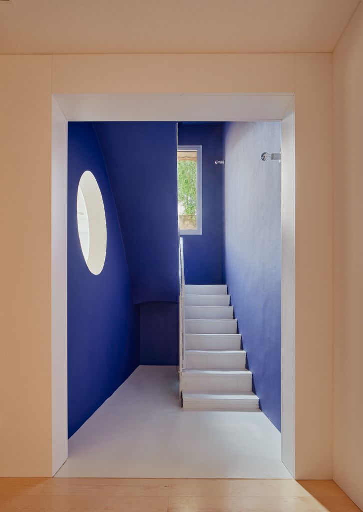 Escalera con paredes de color azul klein