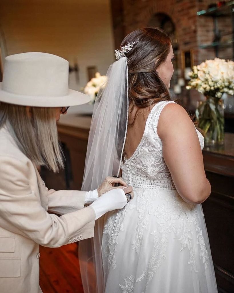 Diane ayudando a su hija a vestirse en el día de su boda
