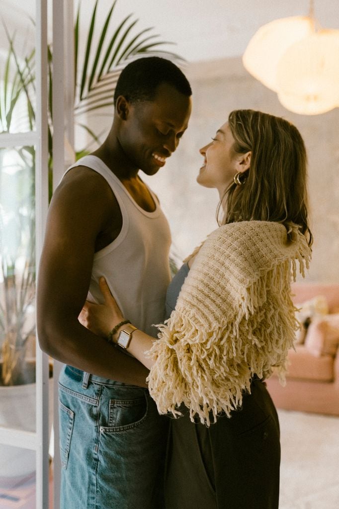 pareja abrazo