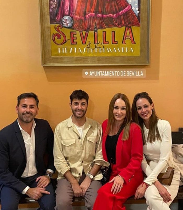 Eva González junto a sus amigos en el Ayuntamiento de Sevilla