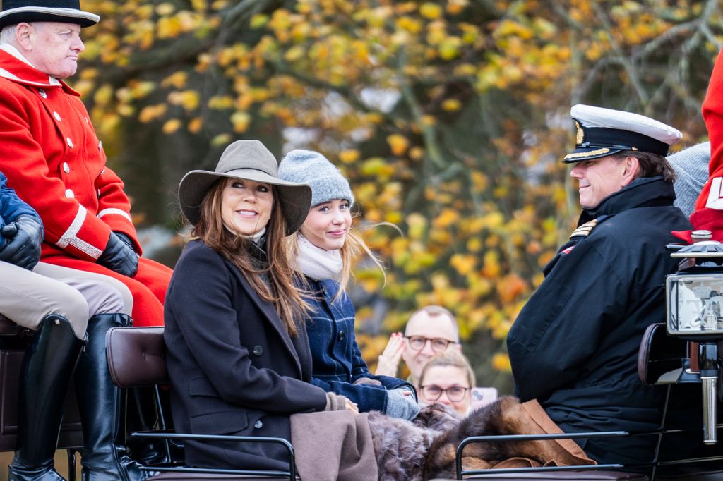 Plano medio de Mary de Dinamarca y Josephine de Dinamarca en la carrera Hubertus