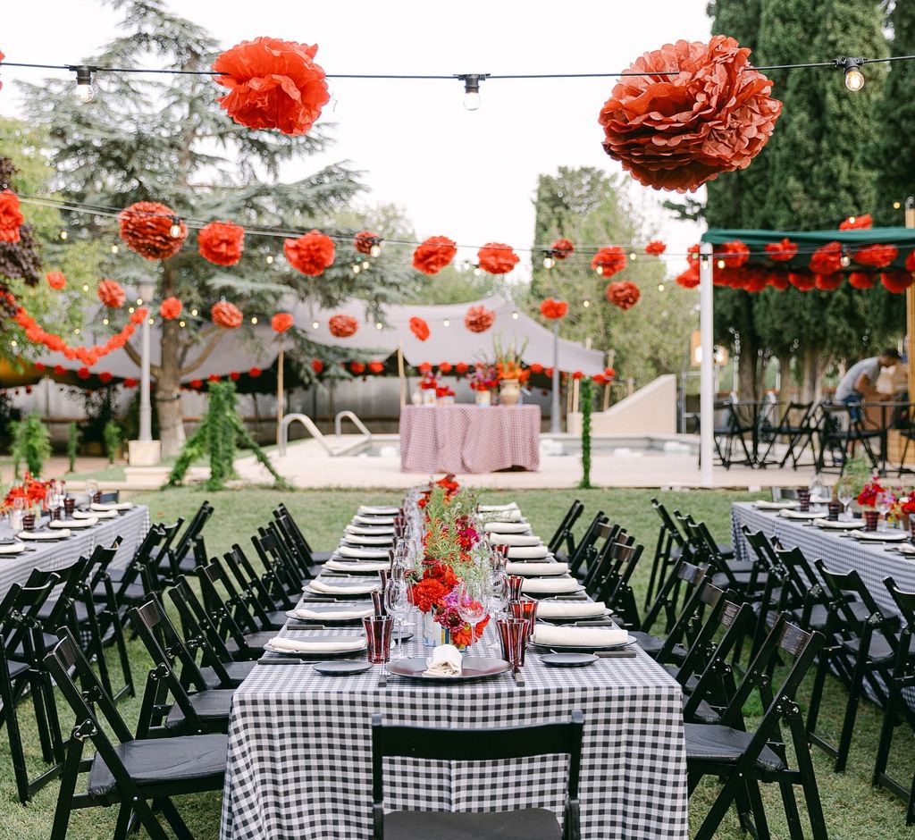 Decoración de bodas con estampado vichy negro con flores rojas
