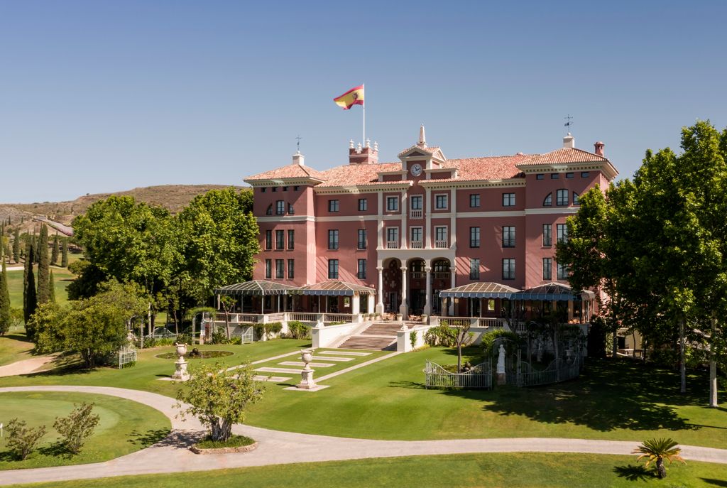 Fachada de Anantara Villa Padierna