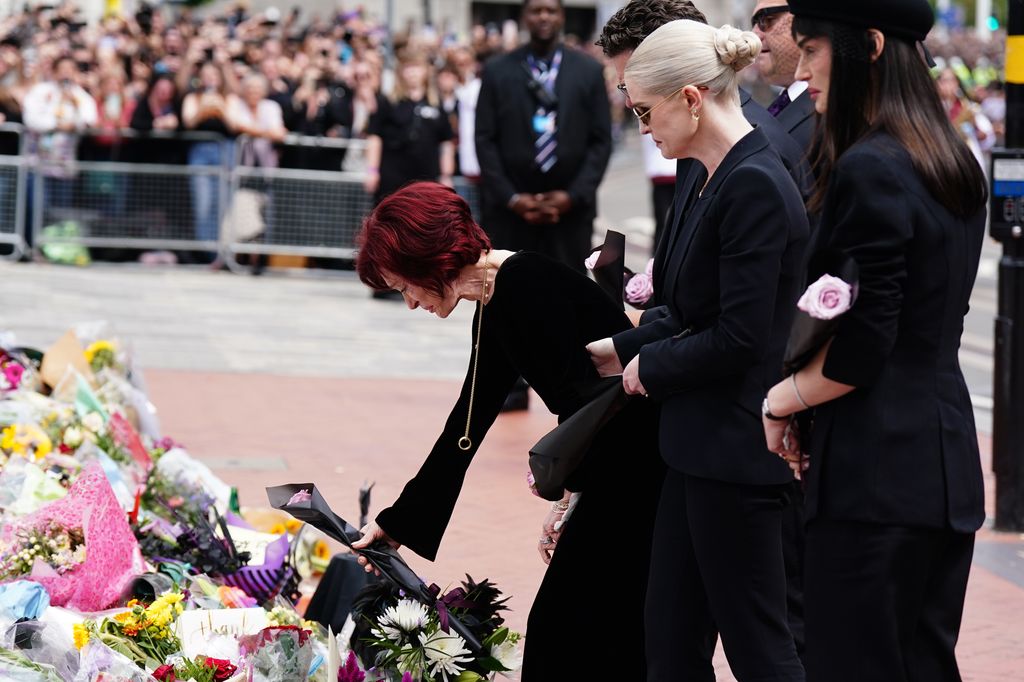 Sharon Osbourne y sus hijos dejaron una flor en el puente Black Sabbath