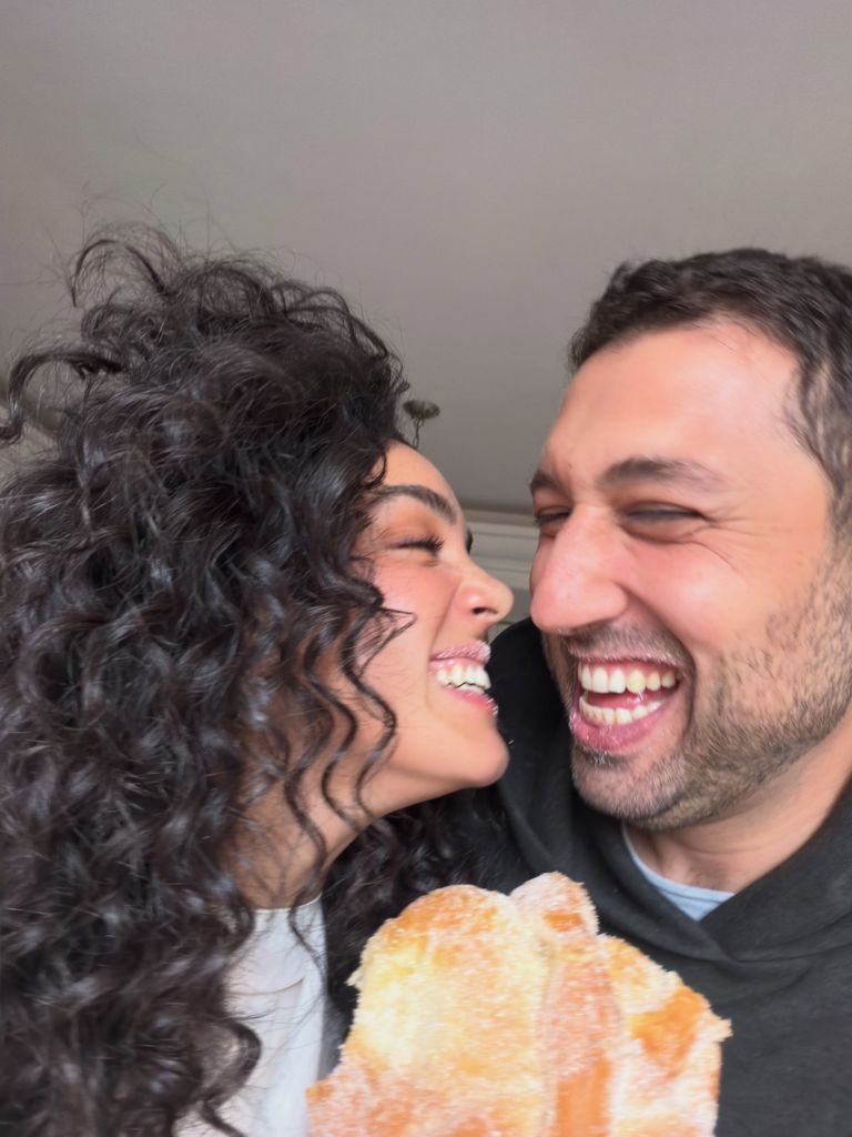 Ale Capetillo con Nader compartiendo un pan de muerto.