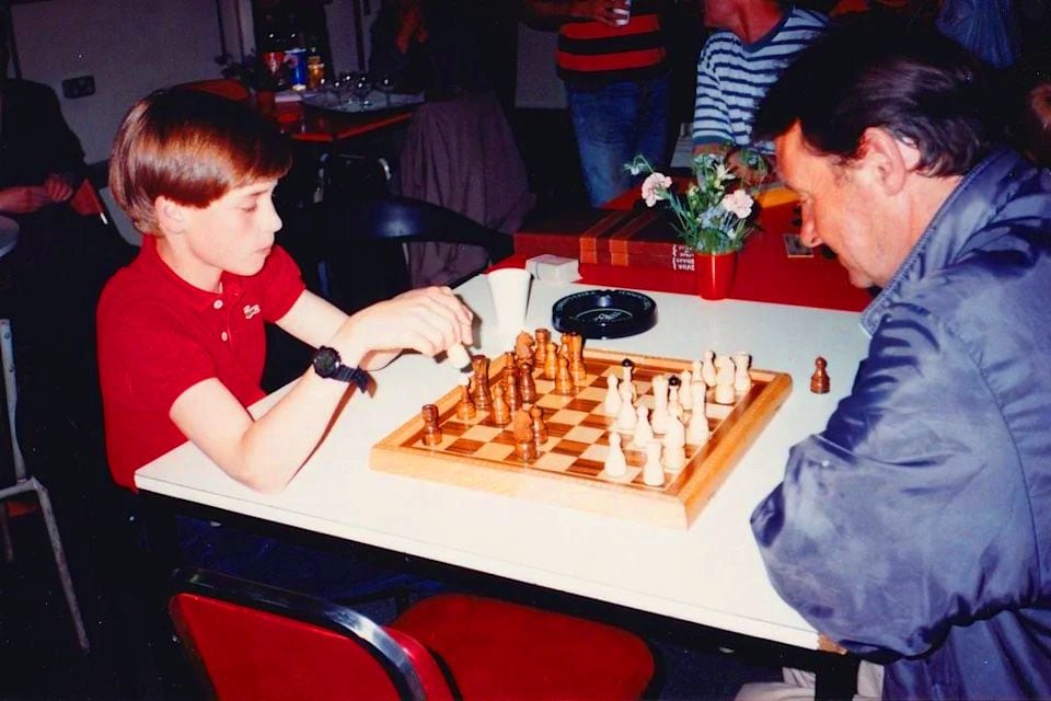 Guillermo de Inglaterra de niño jugando al ajedrez con un residente de The Passage