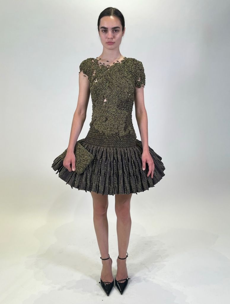 Se trata de un vestido que retrata a las abejas en el mundo pero ya no como víctimas del mundo.