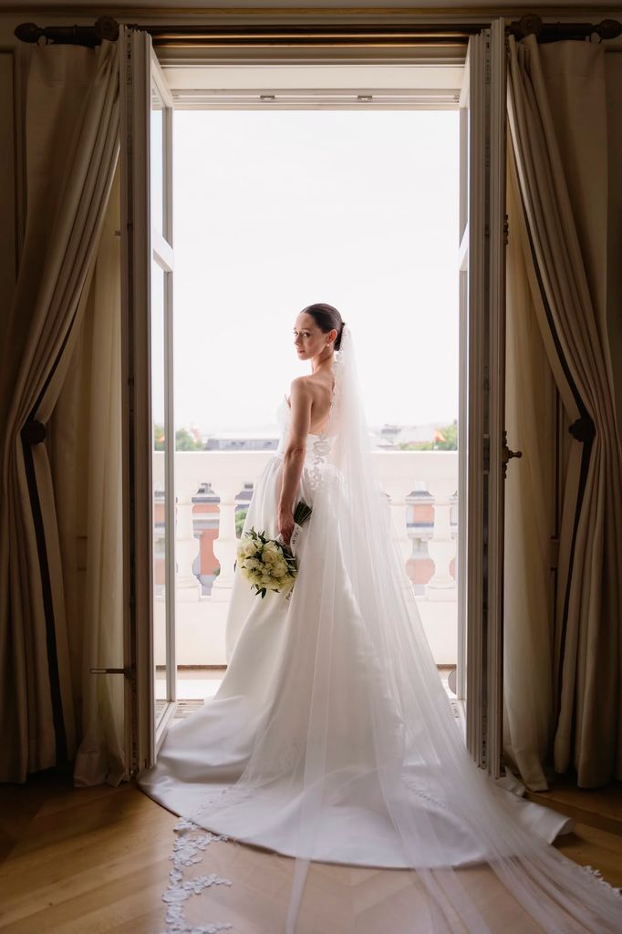 Elena Rivera con vestido de Pronovias en su boda en Madrid, 2026.