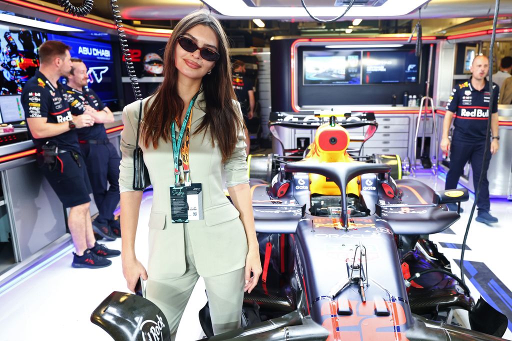 Emily Ratajkowski, en el garaje de Red Bull