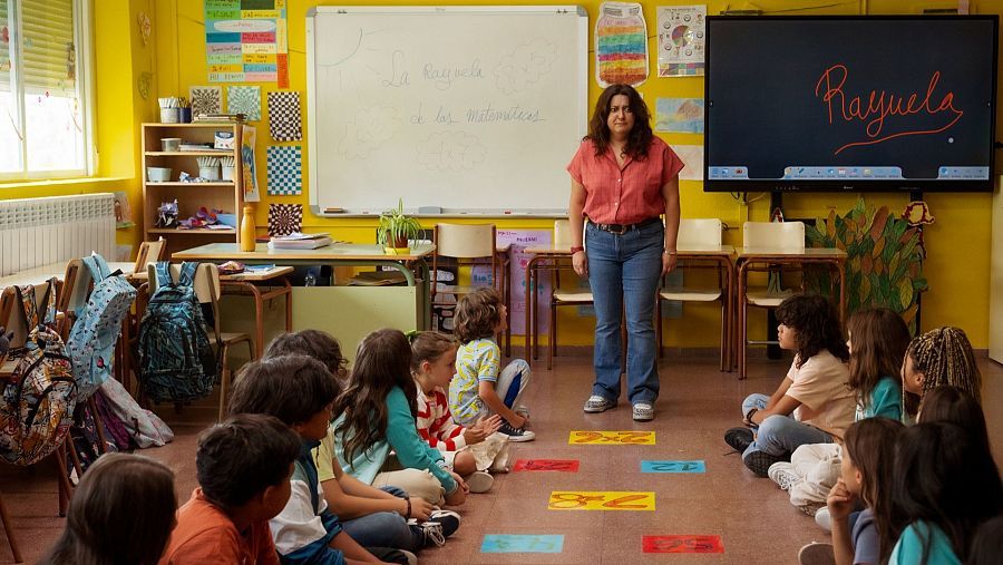 Tras salir de la cárcel, Esperanza comienza a dar clases en su colegio de toda la vida