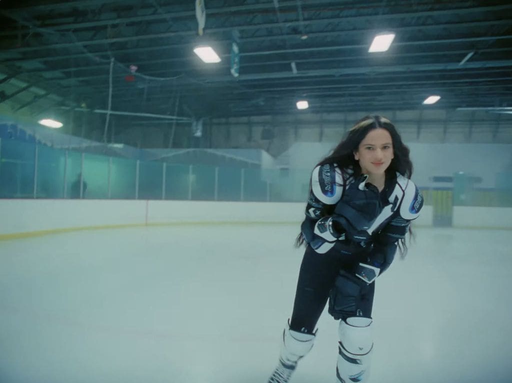 Rosalía, estrella del hockey sobre hielo en el videoclip de 'La Perla'
