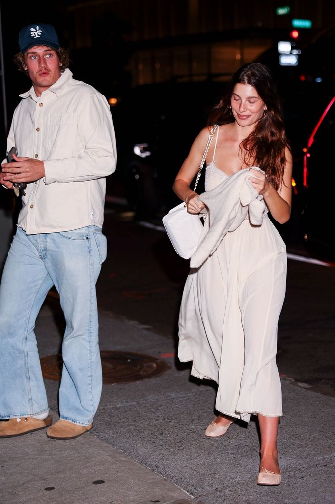 Hailey Bieber salió a cenar con Camila Morrone y su novio Cole Bennett en el I Sodi del West Village.