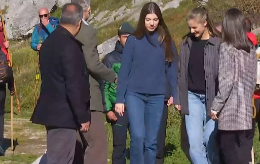 Infanta Sofía y princesa Leonor andando por el campo en su visita a Sotres, Pueblo Ejemplar 2024
