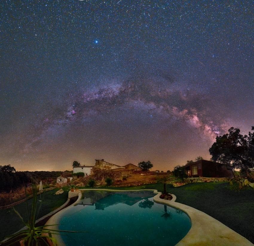 Entre Encinas y Estrellas es un complejo astronómico ubicado en plena dehesa de Extremadura.