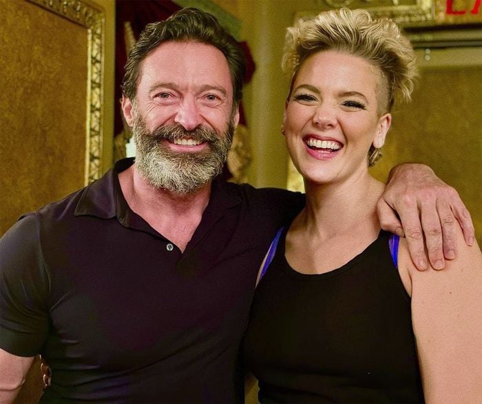 Hugh Jackman con su amiga Betty Who