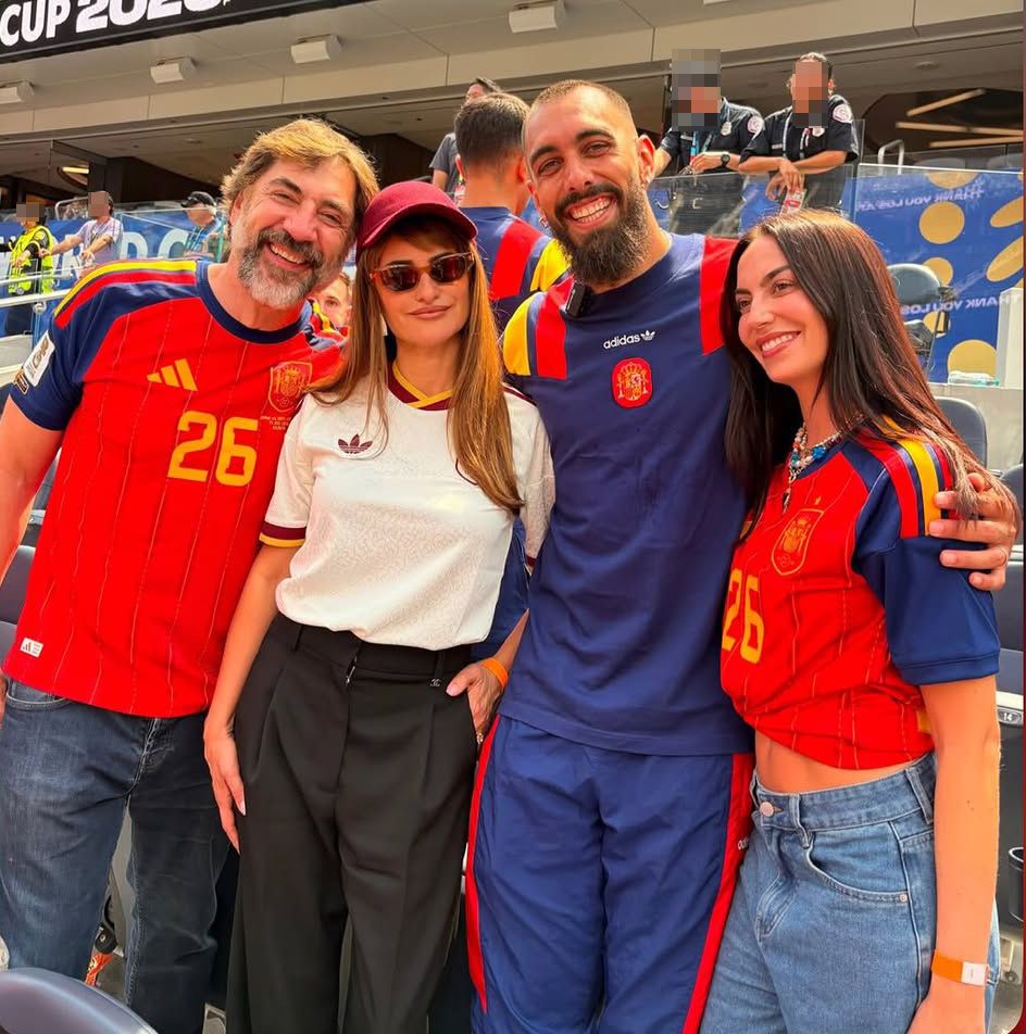 Javier Bardem y Penélope Cruz con Borja Iglesias y su pareja