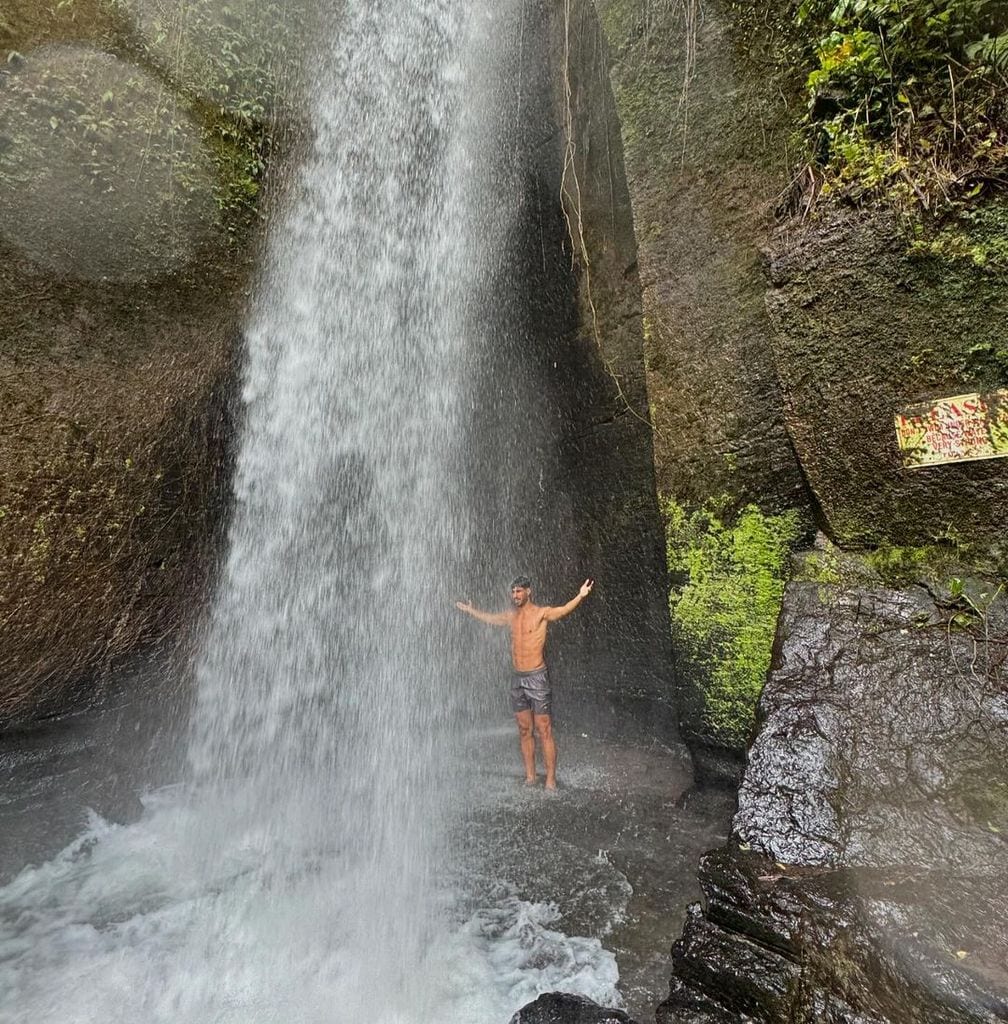 Marco Asensio, bajo la espectacular cascada