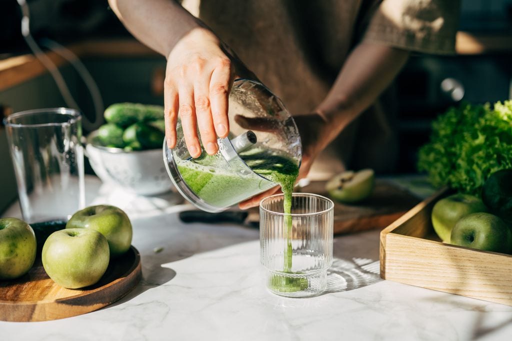 Las hojas verdes como la espinaca son altas en magnesio, ideales para tu jugo verde. 