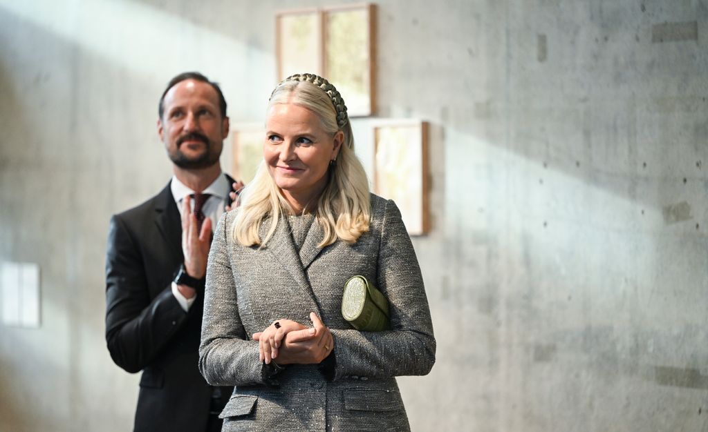 Plano medio de Mette-Marit con Haakon de Noruega en un evento