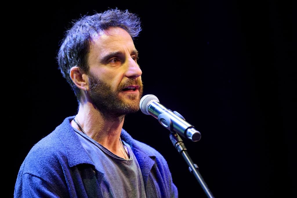 Dani Rovira asiste a la presentación de "Vale la pena" en el Teatro La Latina el 13 de enero de 2025 en Madrid