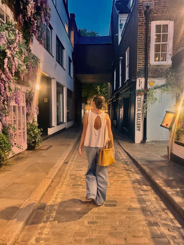 Selena está disfrutando de su estancia en Londres mientras graba la sexta temporadas de 'Solo asesinatos enle edificio'