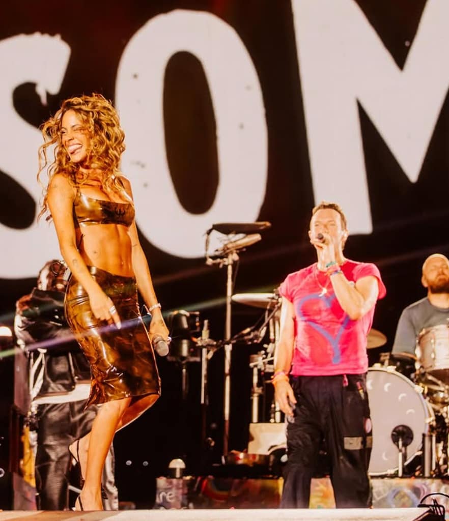 Tini en el escenario con Chris Martin y el resto de Coldplay.