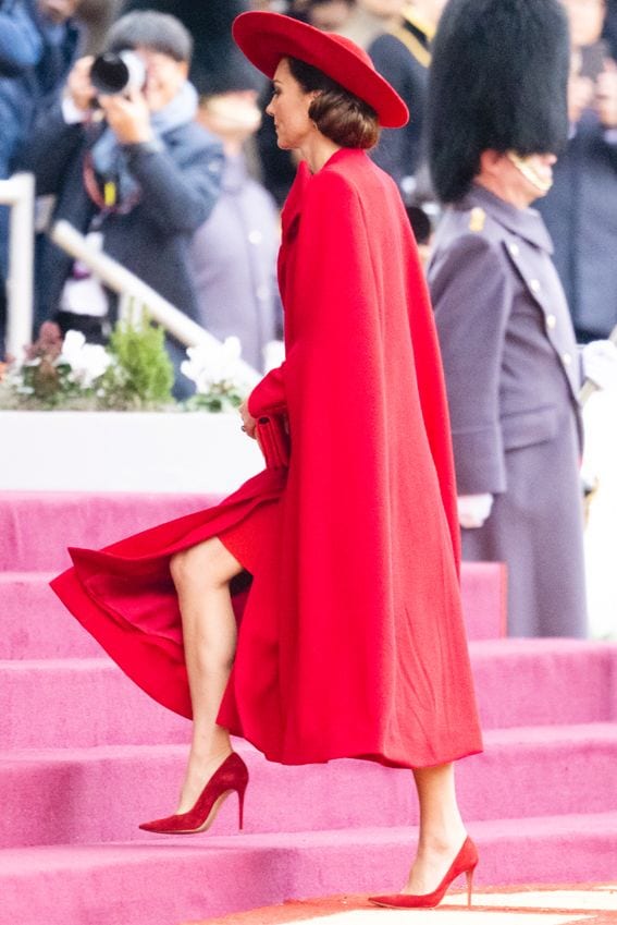 Kate Middleton causa furor al mostrar sus piernas
