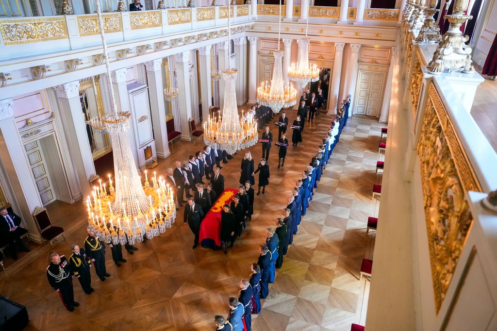 Momento en el que el ataúd de Harald de Noruega fue llevado a la capilla Real