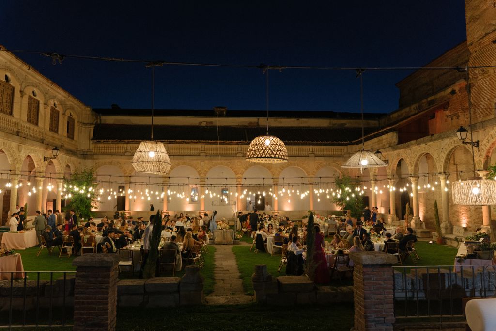 Imagen de los invitados disfrutando de la cena